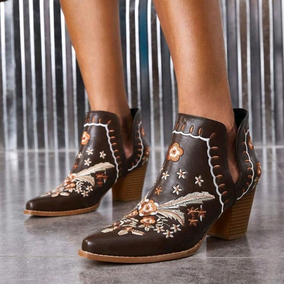 Fashionable Embroidered Ankle Western Boots For Summer Vacation Shoes - Picture 4 of 4